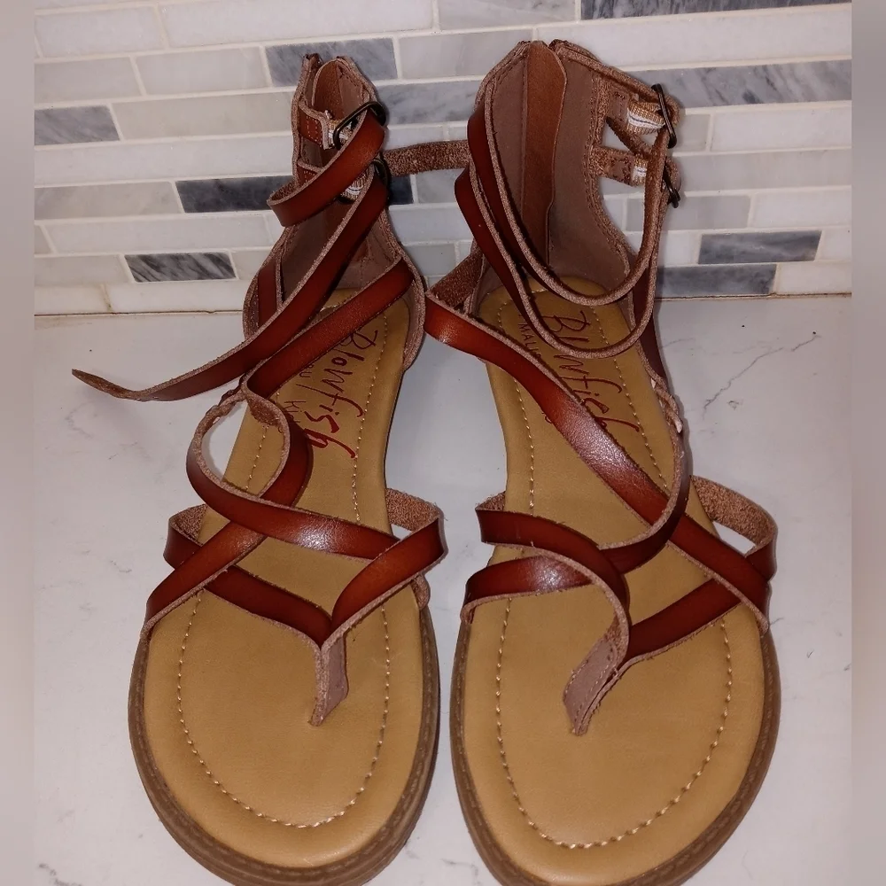 Blowfish Malibu thong leather Sandals with buckle and zip up heel youth 4.5
